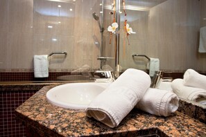 Deep-soaking bathtub, free toiletries, hair dryer, towels - B&B El Pekinaire (Calella)