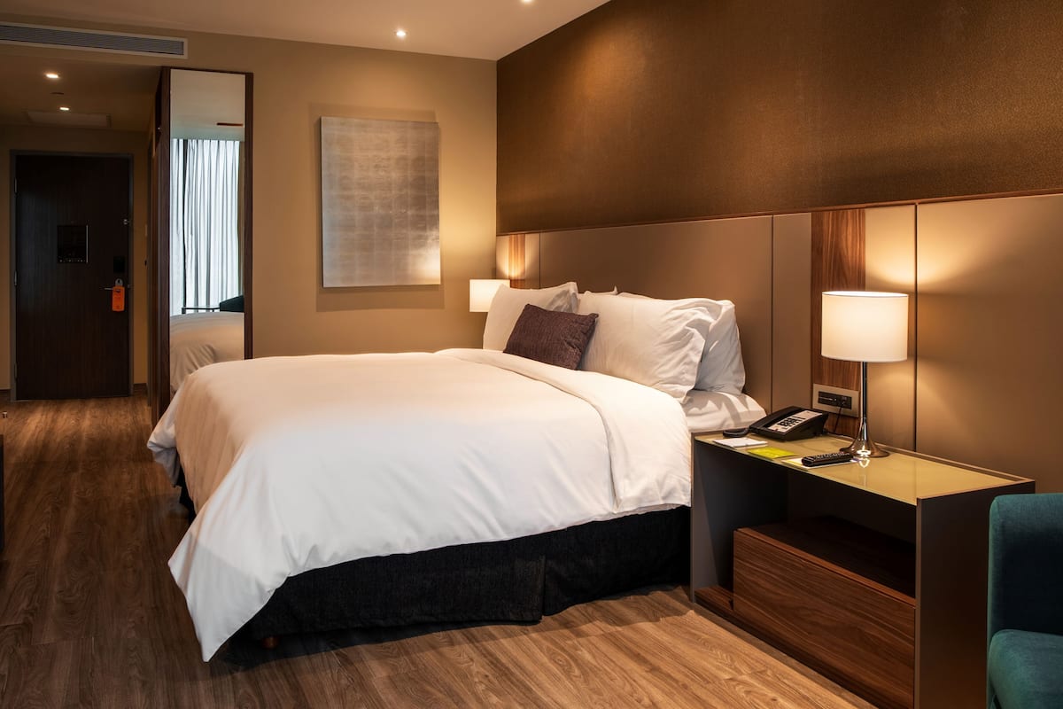 Deluxe Room, 1 King Bed | Premium bedding, in-room safe, desk, iron/ironing board