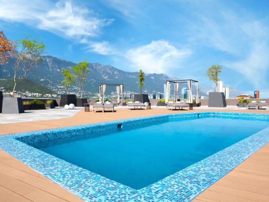 Kolam renang outdoor, dengan kursi berjemur