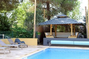 Seasonal outdoor pool, open 10 AM to 8 PM, pool umbrellas, pool loungers - Résidence les Caraibes (Sérignan)