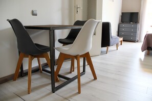 Leilighet, balkong | Oppholdsområde | En 80-centimeters Flatskjerm-TV med digitale kanaler samt TV