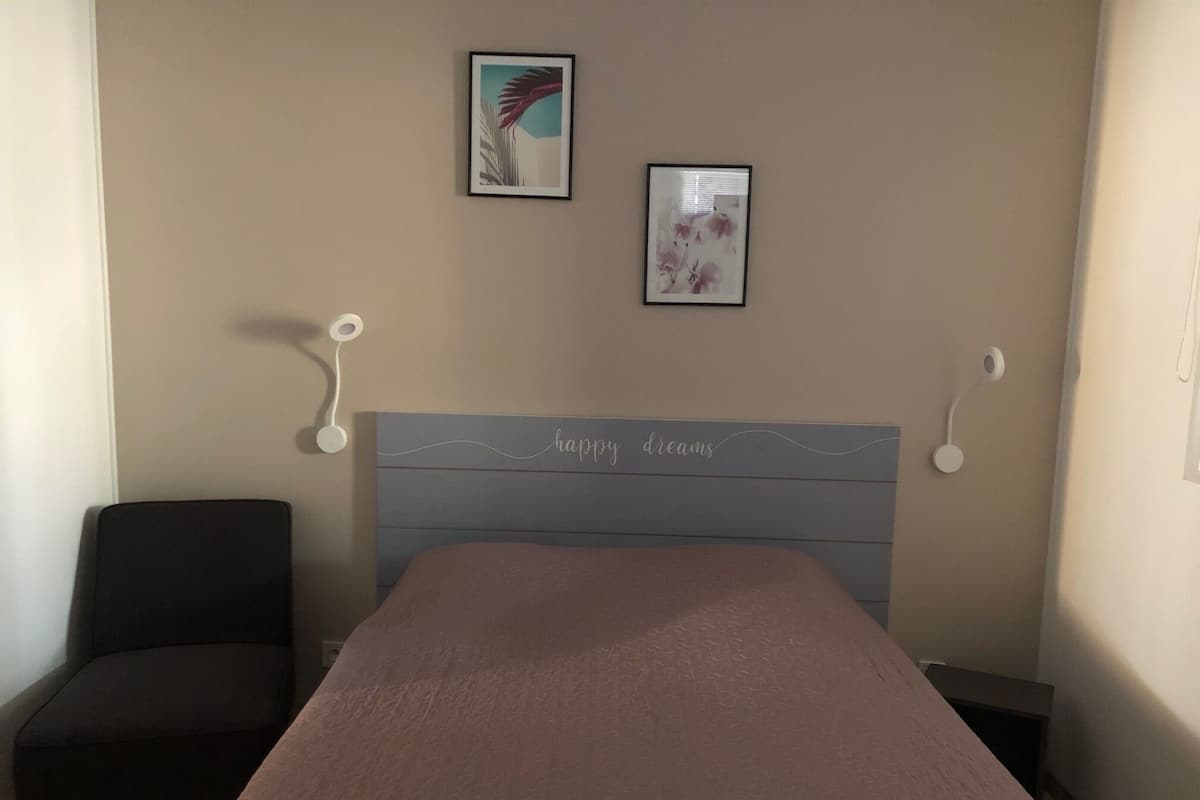 Departamento familiar, Terraza, planta baja | 1 habitación, ropa de cama de alta calidad y camas con efecto memoria
