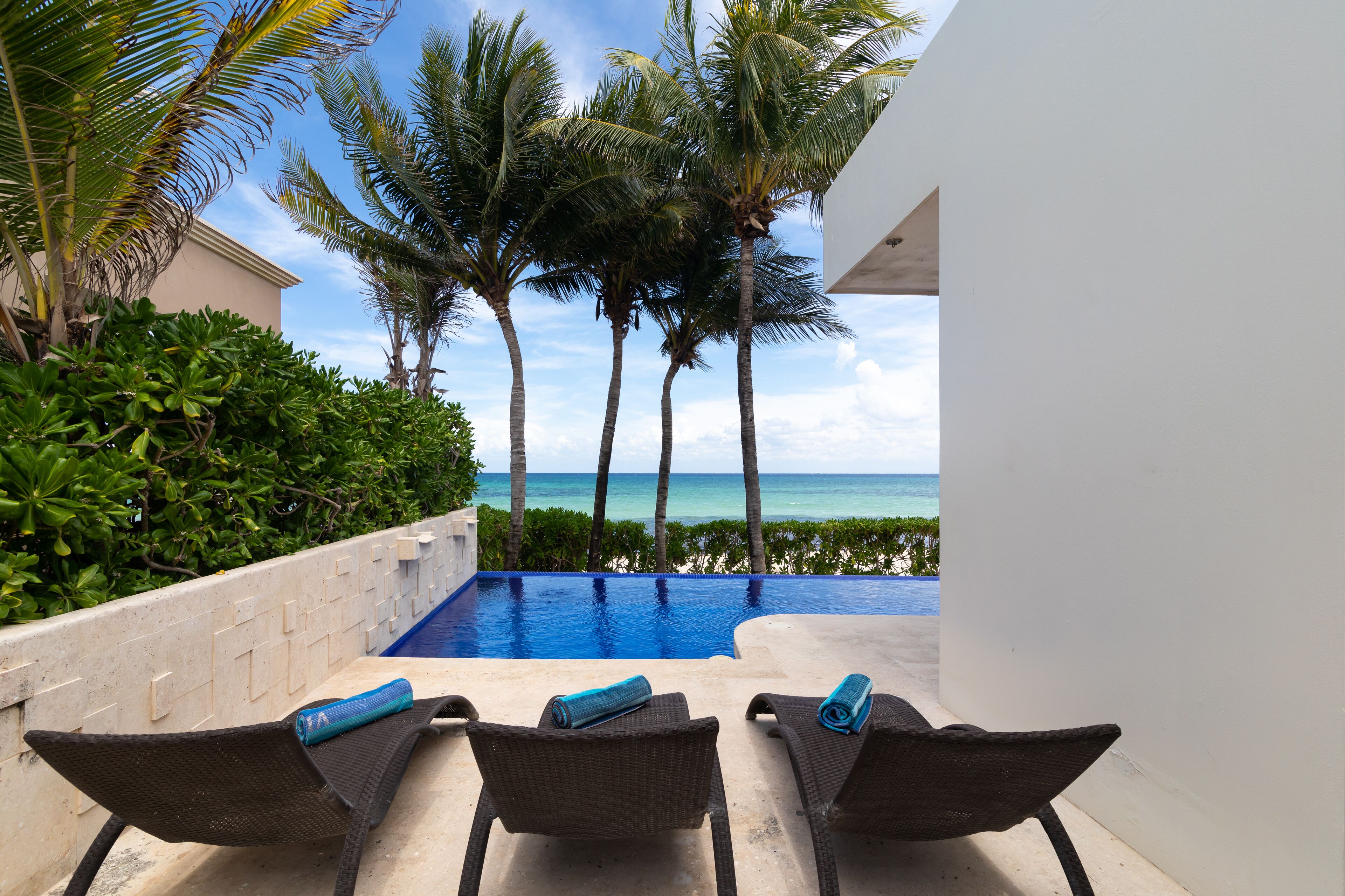 Casa Martini Beach Front , Private Pool. | Vista a la playa o el mar