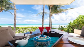 Casa Martini Beach Front , Private Pool. | Vista a la playa o el mar