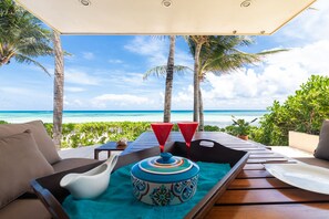 Casa Martini Beach Front , Private Pool. | Vista a la playa o el mar