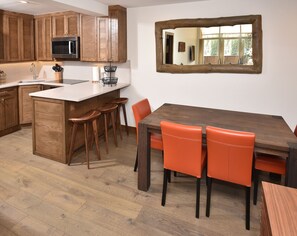 Apartment, 3 Schlafzimmer | Eigene Küche | Kühlschrank, Ofen, Wasserkocher mit Kaffee-/Teezubehör, Toaster