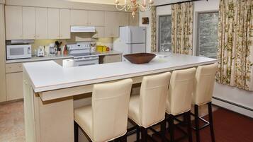 House, 4 Bedrooms | Private kitchen | Fridge, microwave, oven, dishwasher