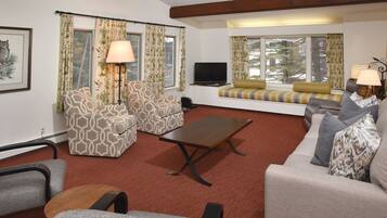 House, 4 Bedrooms | Living room | Smart TV