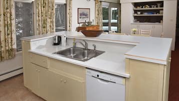 House, 4 Bedrooms | Private kitchen | Fridge, microwave, oven, dishwasher