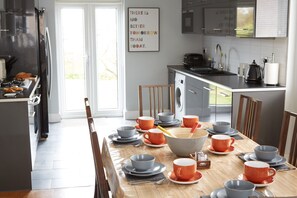 In-room dining - Thomas Deluxe Bungalow (London)