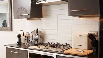 Mesin espresso, mesin pembuat kopi/teh, dan ketel listrik