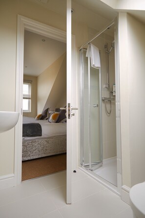 Deluxe Bungalow, 4 Bedrooms | Bathroom shower