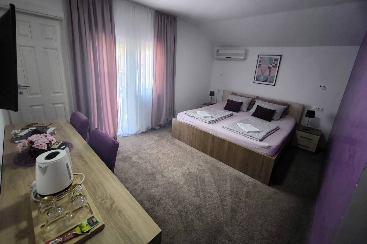 Dobbelt- eller tomannsrom – standard, 1 soverom, terrasse, byutsikt | Skrivebord, barnesenger (inkludert), wi-fi (inkludert) og sengetøy