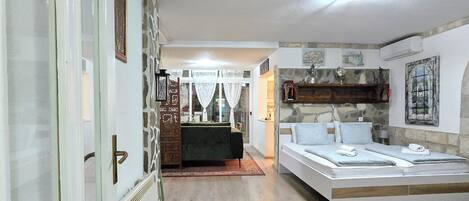 Studio, terras | Woonruimte | Flatscreentelevisie