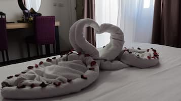 Standardværelse med dobbeltseng eller 2 enkeltsenge - 1 soveværelse - terrasse - byudsigt | Skrivebord, gratis baby-/barnesenge, gratis Wi-Fi, sengetøj