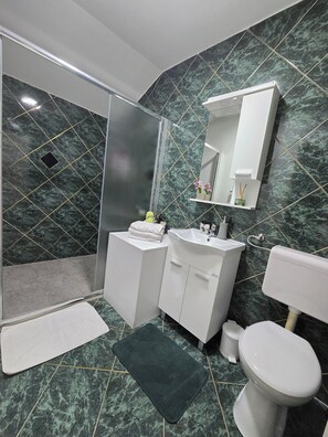 Standard Double Room, 1 Bedroom | Bathroom | Deep soaking tub, free toiletries, hair dryer, slippers