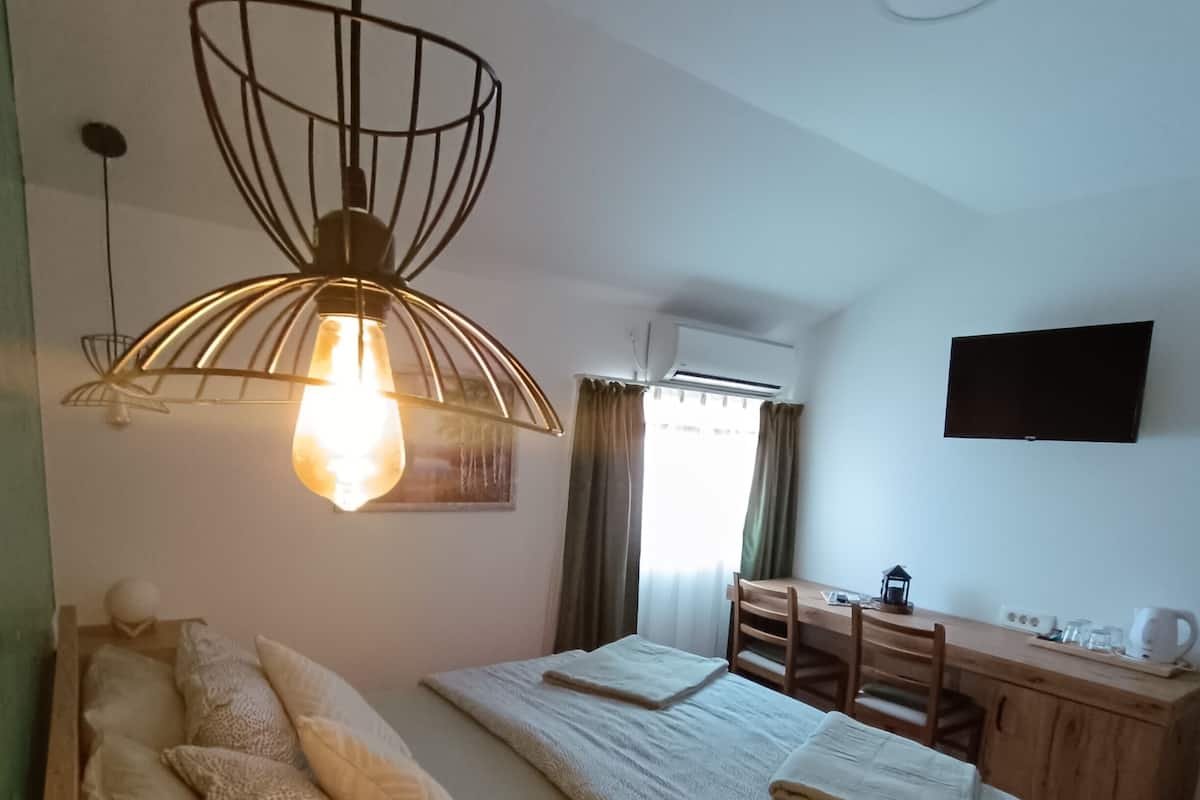 Standard Double Room, 1 Bedroom | Meja, katil bayi/kot (percuma), Wi-fi percuma, cadar katil