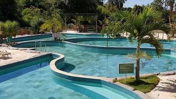 8 piscinas al aire libre