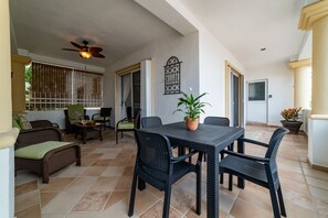 Condo exclusivo, 2 habitaciones | Terraza o patio