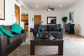 Condo exclusif, 2 chambres | Aire de séjour | Téléviseur à écran plat