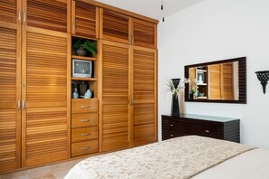 Condo exclusif, 2 chambres | 2 chambres, coffre-fort, décor unique, ameublement unique