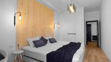 Apartment, 1 Bedroom, Balcony, Mountain View | Hypo-allergenic bedding, in-room safe, individually decorated
