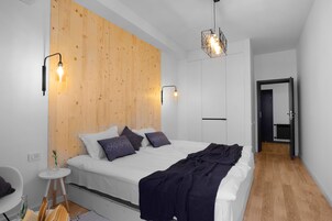 Ropa de cama hipoalergénica y caja de seguridad en la habitación 