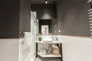 Apartamento, 2 habitaciones, balcón, vistas a la montaña | Baño | Ducha y cabezal de ducha tipo lluvia