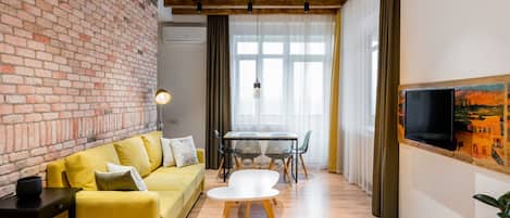 Apartament Deluxe, 1 dormitori, terrassa, vistes a la ciutat | Roba de llit hipoal·lergògena i caixa forta a l'habitació