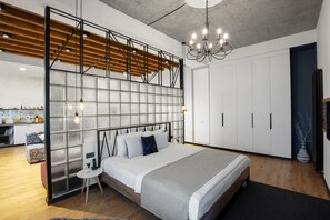 Loft exclusif, 1 chambre, terrasse, vue sur la ville | Literie hypoallergénique, coffre-fort, décor unique, ameublement unique
