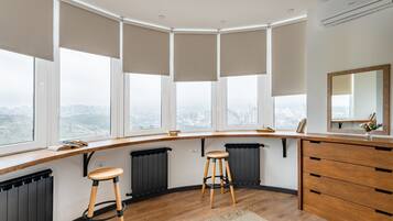 Apartamento luxo, 1 quarto, terraço, vista para a cidade | Roupas de cama antialérgicas, cofres nos quartos