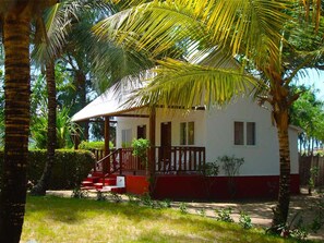 Bungalow Keluarga, 2 Tempat Tidur Double, teras, pemandangan laut | Kamar mandi | Shower, pancuran hujan, dan handuk