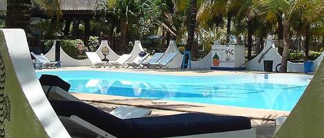 Piscine extérieure, chaises longues