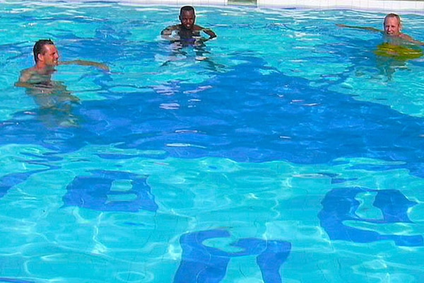Kolam renang outdoor, dengan kursi berjemur