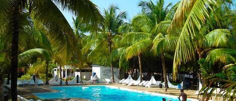 Utendørsbasseng og solsenger