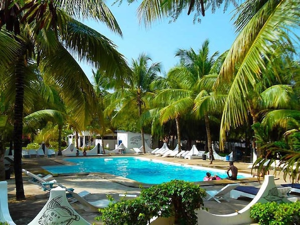 Piscina externa, funciona das 8h30 às 19h, espreguiçadeiras