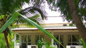 A two-story building with a flat roof, large windows, and a central entrance with steps. - Hotel Awalé Plage - Village vacances (Grand Popo)