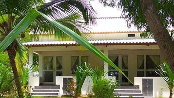 Chambre Luxe, plusieurs lits, terrasse, vue piscine | Terrasse/Patio