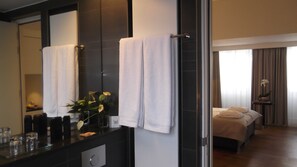 ห้องพรีเมียมดับเบิล | ห้องน้ำ | ฝั  กบัว, เรนชาวเวอร์, ของใช้ในห้องน้ำระดับพรีเมียม, ไดร์เป่าผม