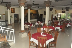 Breakfast, lunch and dinner served - Dewi Sinta Hotel and Restaurant by ABM (Tabanan)