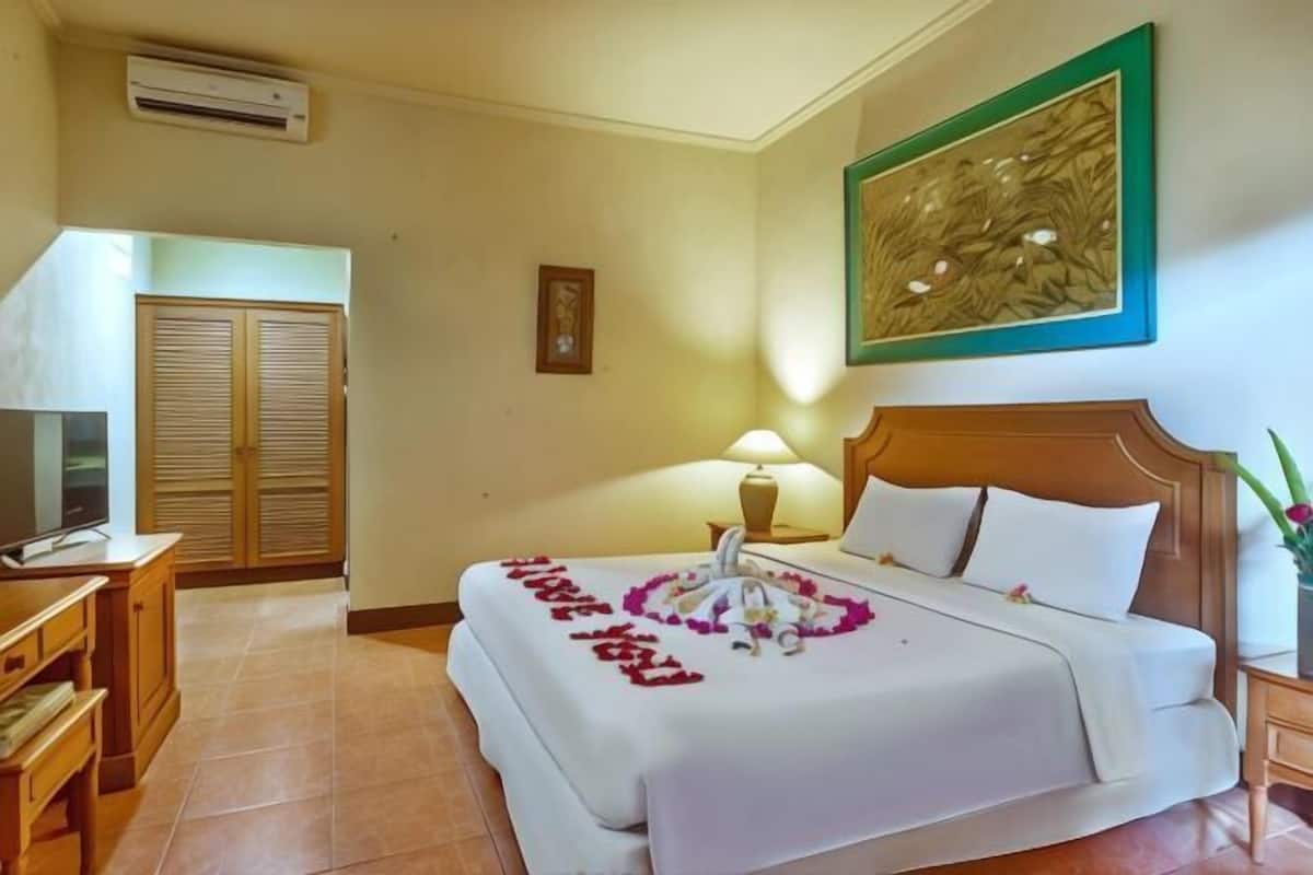 Minibar, desk, soundproofing, rollaway beds