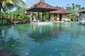 Hồ bơi ngoài trời 