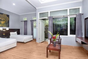 Minibar, bàn, phòng cách âm, giường gấp/giường phụ (phụ phí) 