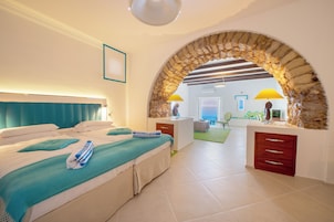 Suíte exclusiva, 1 cama King e sofá-cama, em edifício anexo | Roupas de cama premium, edredons de pluma, cofres nos quartos