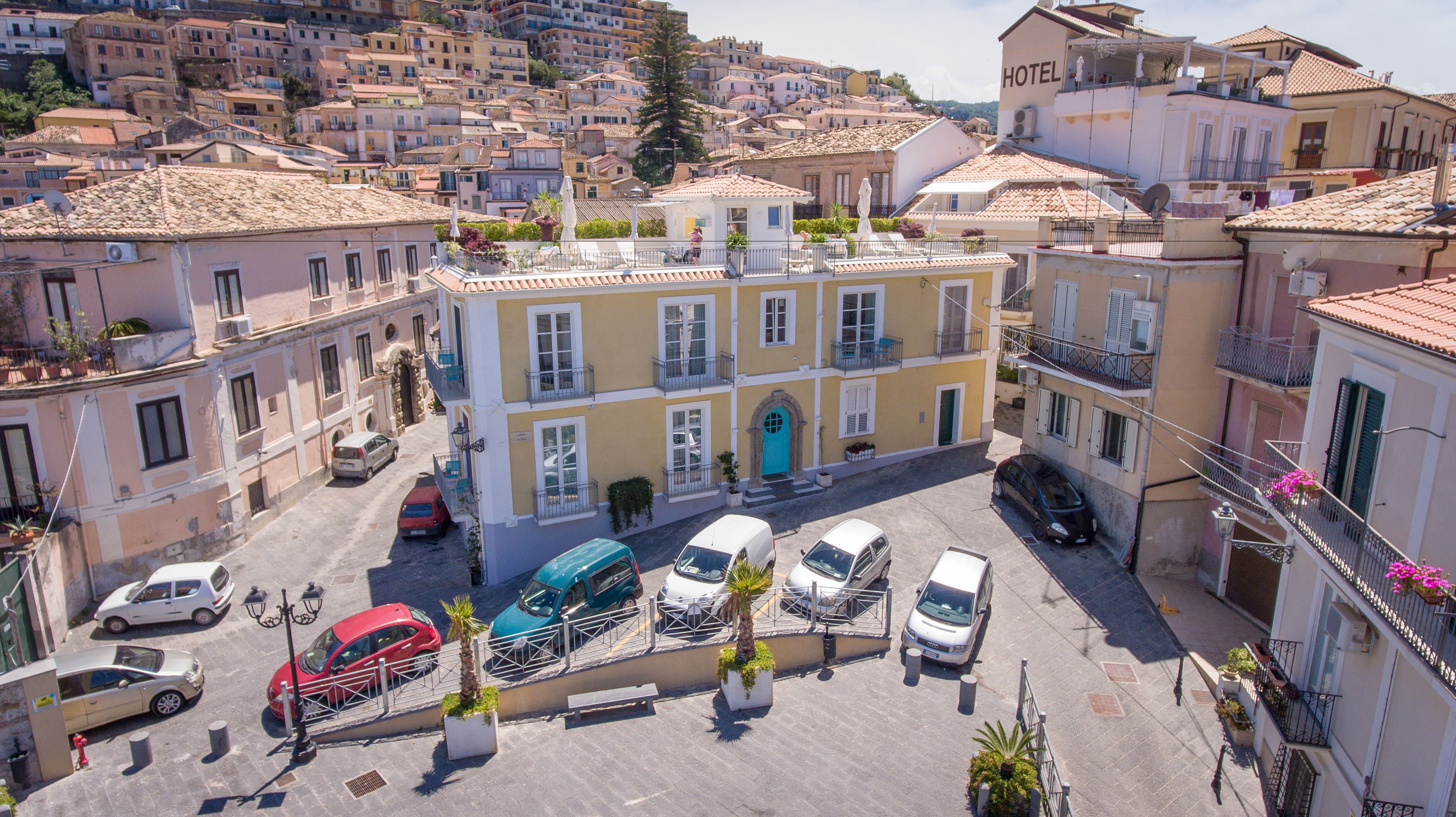 Un hôtel doté d’une cour intérieure, entouré d’immeubles avec des balcons et présentant un mélange de styles architecturaux.
