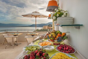 Tägliches Frühstücksbuffet (15 EUR pro Person)