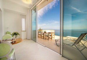 Sea View Suite Depandance | Sengetøy av topp kvalitet, dundyner, safe på rommet og lydisolert