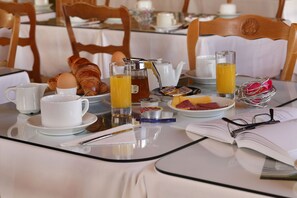 Daily buffet breakfast for a fee - Hôtel de France Contres-Beauval-Cheverny (Le Controis en Sologne)
