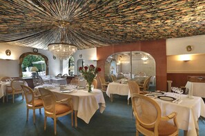 Der serveres frokost, aftensmad og lokale retter