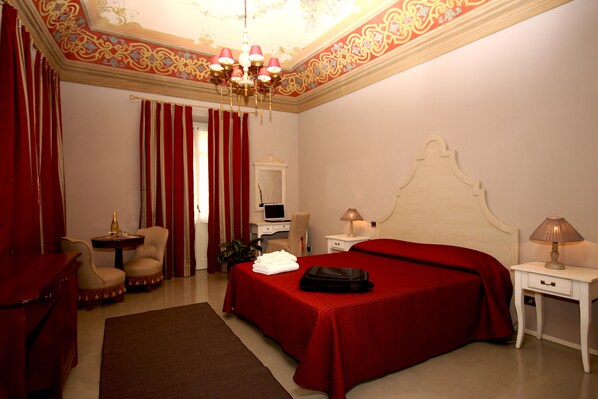 أغطية فراش متميزة وميني بار وخزنة داخل الغرفة ومكتب